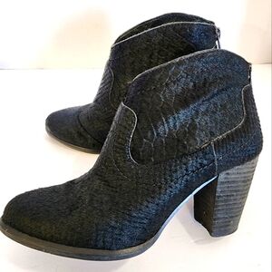 UGG Women's Black Charlotte Snake Hair Stylish Ankle Boots Soft Booties, sz 6